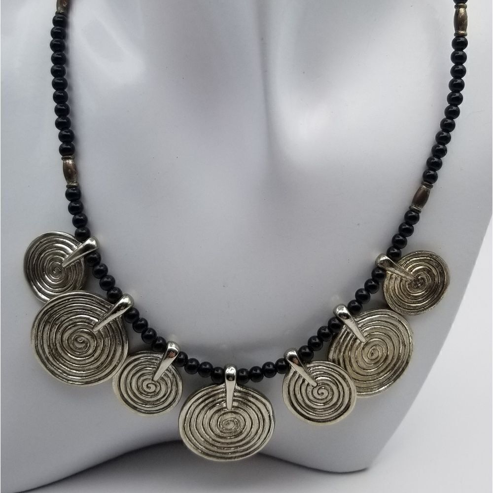 Tribalย swirlโsilverโbeaded necklace.โN113